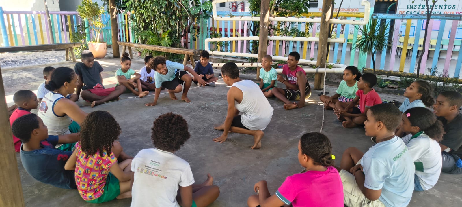 Roda de capoeira com crianças na área externa
