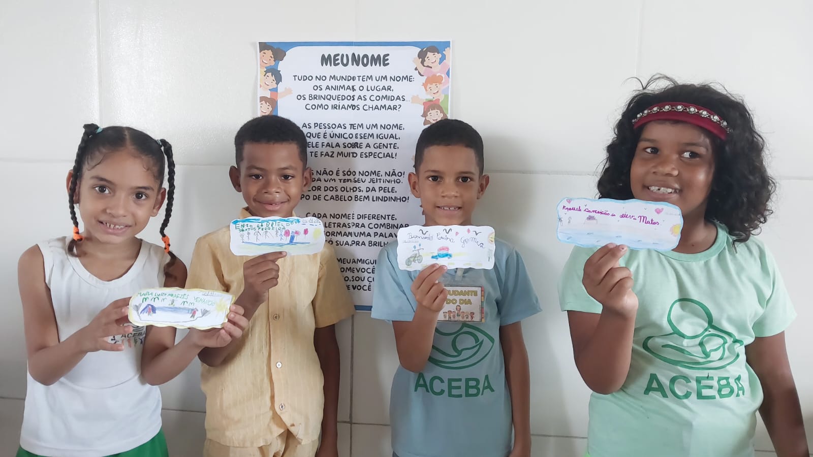 Crianças da ACEBA com cartazes da atividade Meu Nome