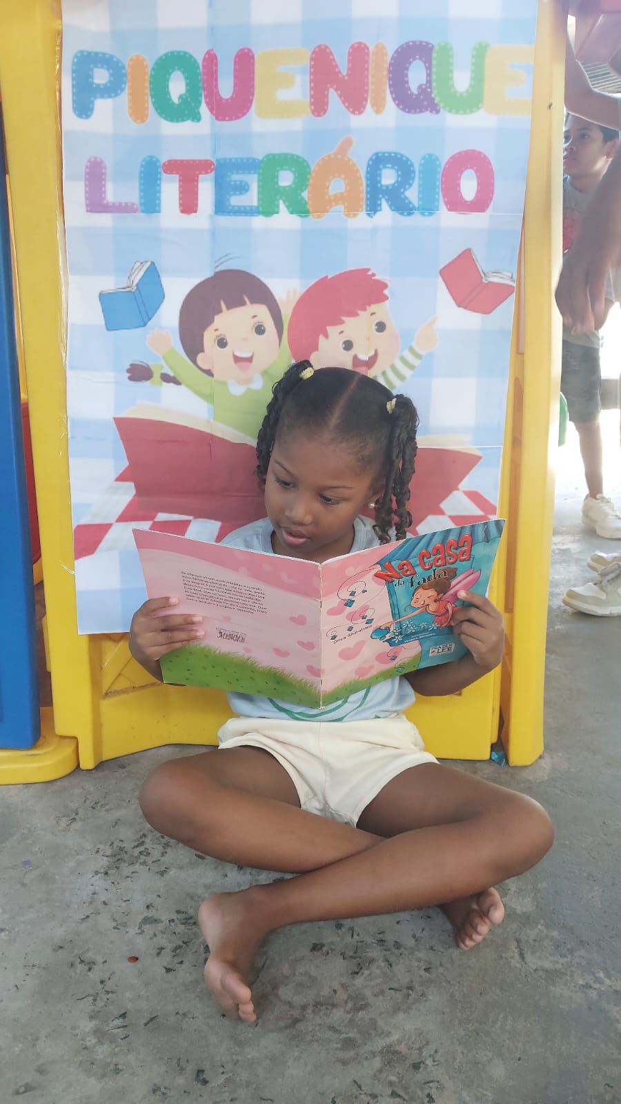 Menina lendo no Piquenique Literário