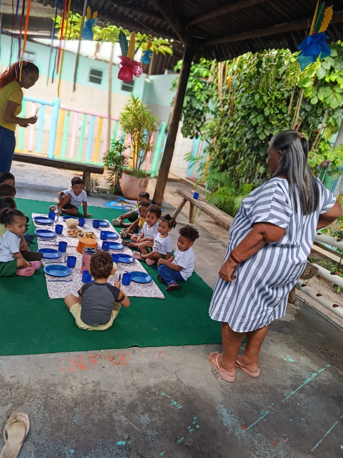 Bebês da creche em refeição ao ar livre